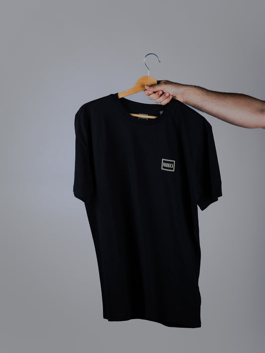 Prednja strana crne majice marke MARKICA